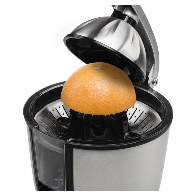 Pressage d’une orange avec le levier du presse-agrumes Princess
