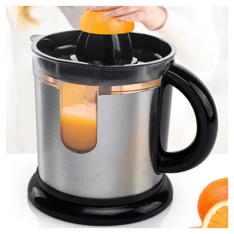Pressage d’une orange avec le presse-agrumes électrique Princess