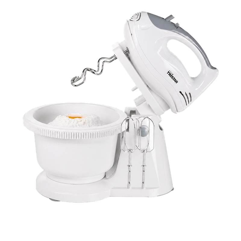Batteur électrique TRISTAR MX-4152 avec farine et œuf dans le bol de 2 litres