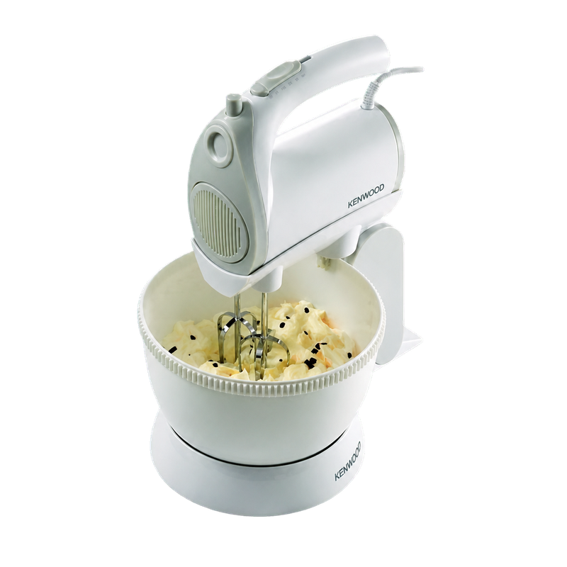 Batteur Kenwood HMP22-000WH avec fouets mélangeant une préparation dans le bol