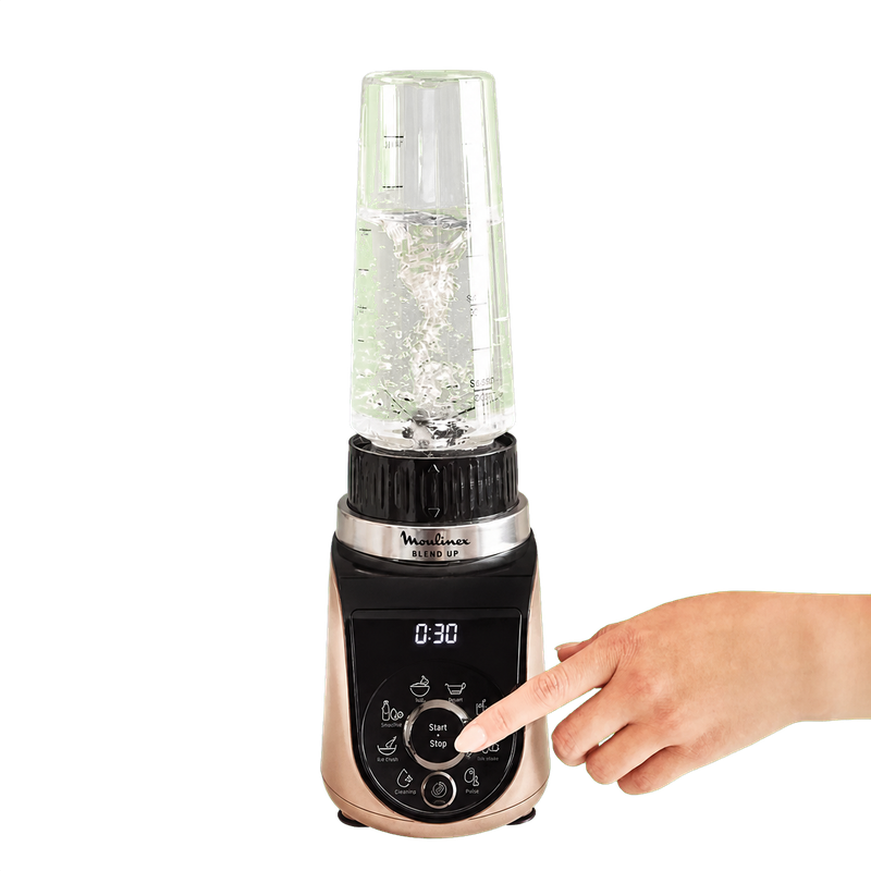 Blender Up Moulinex LM190AFO en fonctionnement avec une main appuyant sur Start/Stop
