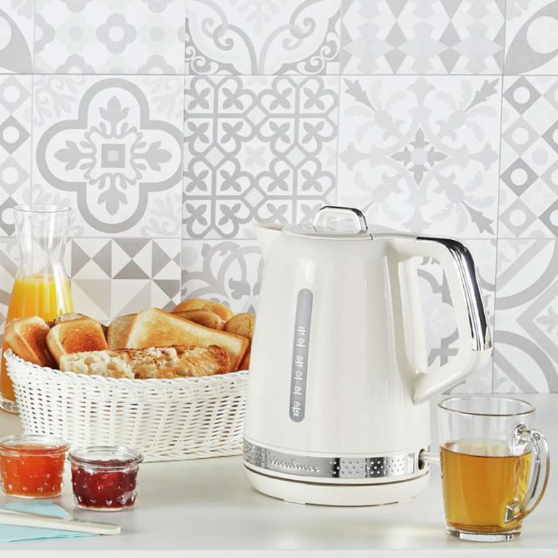 Bouilloire Moulinex Soleil BY320A10 ivoire sur une table de petit-déjeuner