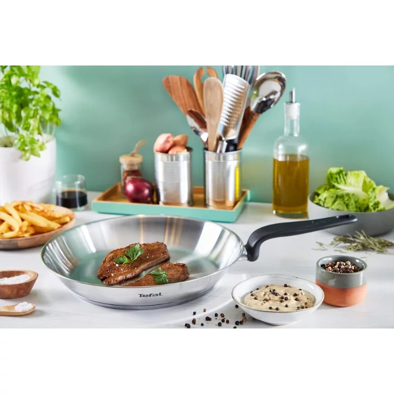 Poêle Tefal Primary 28 cm E3080604 en utilisation